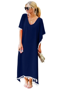 Robe de plage bleu marine avec col en V, bordure à pompons blancs et coupe ample