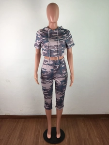 Détail d'un ensemble deux pièces avec crop top camouflage à capuche et legging assorti