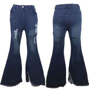 Dunkelblaue Schlaghose mit hoher Taille, Distressed-Löchern und Fransen am Saum auf Weiß