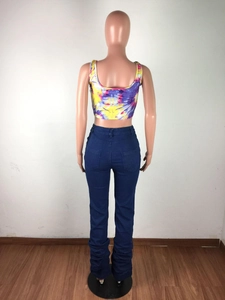 Vue détaillée du dos du top tie-dye et du pantalon bleu marine taille haute plissé