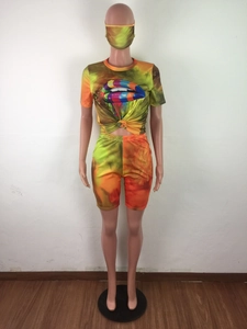 Dettaglio set tie-dye tre pezzi con stampa labbra arcobaleno e orlo con nodo