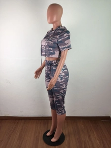 Vue latérale de l'ensemble haut court camouflage et leggings élastiques pour femme