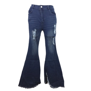 Details einer Schlagjeans mit hoher Taille und distressed Fransen auf dunkelblauem Denim