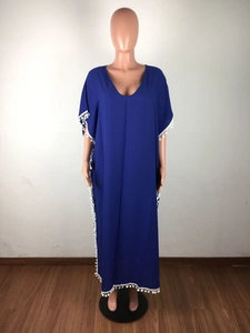 Détails du caftan en mousseline bleu roi avec finitions à pompons blancs