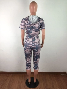Vue arrière de l'ensemble deux pièces camouflage pour femme avec haut à capuche et pantalon