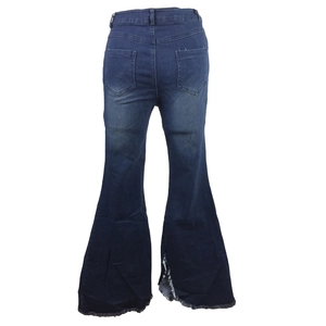 Detailansicht der High-Waist-Schlagjeans in Dunkelblau mit ausgefransten Säumen und Taschen