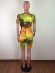 Vista posteriore di set sportivo tie-dye da donna con pantaloncini colorati e top su un manichino