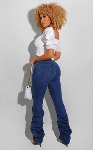 Vue détaillée du jean stacked bleu foncé avec coupe slim et chevilles plissées femme