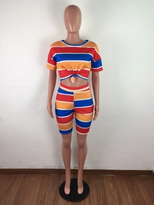 Détail d'un ensemble décontracté rayé multicolore avec haut court noué et short