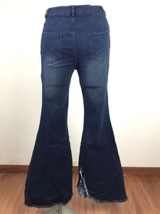 Detailansicht der High-Waist-Schlagjeans mit ausgefranstem Saum und Gesäßtaschen