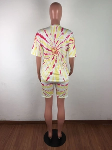 Πίσω όψη από κοντομάνικο μπλουζάκι tie-dye και ασορτί σορτς σε μανεκέν