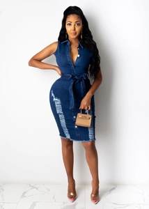 Robe en jean sans manches avec boutons métalliques, trous délavés et ceinture à la taille