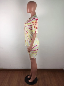 Πλάγια όψη του κόκκινου και κίτρινου tie-dye σετ δύο τεμαχίων σε γυναικείο μανεκέν