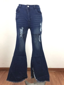 Detail von High-Waist-Schlagjeans mit Distressed-Effekt, Fransen-Saum und Rissen
