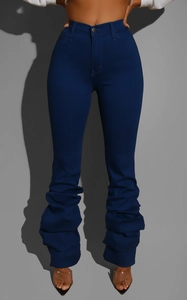 Gros plan détaillé sur le jean skinny taille haute bleu foncé avec jambes froncées