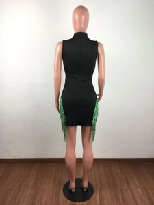 Dettaglio mini abito nero senza maniche con frange di paillettes verdi sui lati