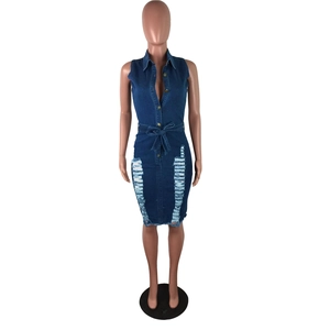 Détails de la robe en jean sans manches avec déchirures et ceinture à nouer à la taille