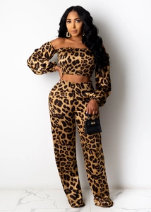 Detail der schulterfreien Leopard-Bluse und hoch taillierten weiten Hose für Damen