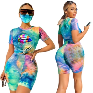 Set 3 pezzi tie-dye da donna con maglietta stampa labbra colorate e pantaloncini bici