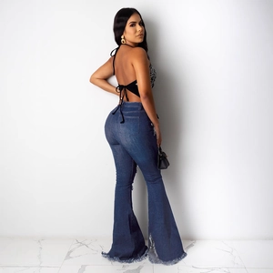 High-Waist-Schlagjeans mit Distressed-Details, Neckholder-Top und ausgefranstem Saum