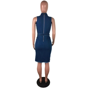 Détail de la longue fermeture éclair en métal au dos de cette robe en jean sans manches