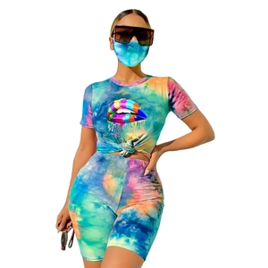 Dettaglio della trama tie-dye del set casual con stampa a labbra e maschera coordinata