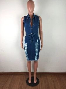 Détail d'une robe en jean sans manches bleu foncé avec des trous et une ceinture à nouer