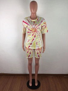 Λεπτομέρεια γυναικείου σετ loungewear tie-dye με κίτρινα και ροζ σπειροειδή σχέδια