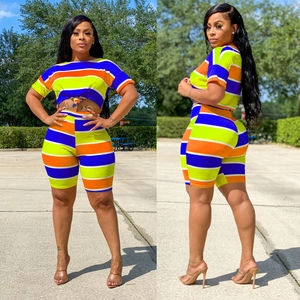 Ensemble deux pièces pour femme avec crop top rayé multicolore et short slim taille haute