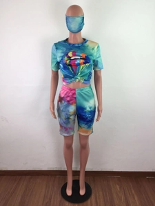 Vista dettagliata del set tre pezzi tie-dye da donna con t-shirt, pantaloncini e maschera