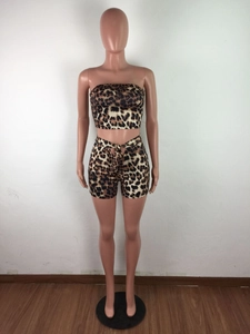 Détail de l'ensemble deux pièces léopard pour femme avec bustier et short taille haute ceinturé