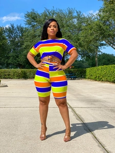 Détail d'un ensemble crop top et short cycliste à rayures colorées pour femme