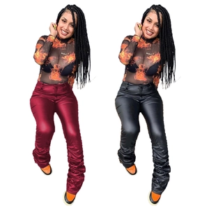 Zweiteiler für Damen mit Mesh-Flammenprint-Oberteil und geraffter Kunstlederhose