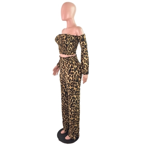 Detail eines schulterfreien Sets mit Leopardenmuster, Oberteil und weite Hose für Damen