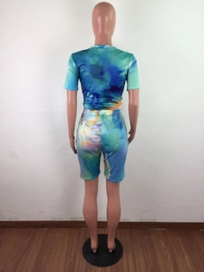 Vista posteriore del set loungewear tie-dye con t-shirt e pantaloncini color blu