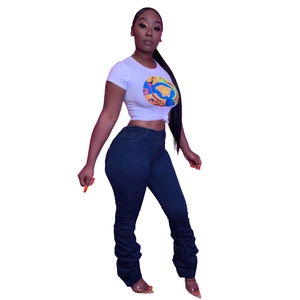 Crop top Medusa blanc ajusté et jean skinny bleu foncé avec plis pour femmes