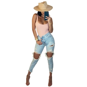 Body rose sans manches pour femme avec jean en denim délavé à taille haute déchiré