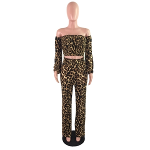 Detail von Leopard-Print Zweiteiler mit schulterfreiem Top und Schlaghose für Damen