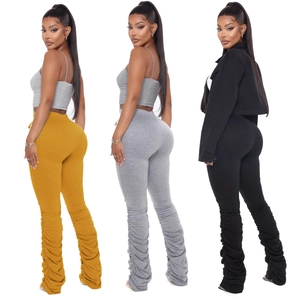 Ensemble sport pour femme avec débardeur court et pantalon empilé froncé en trois couleurs