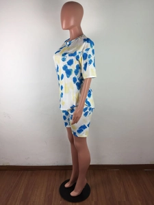 Λεπτομέρεια από γαλάζιο και κίτρινο tie-dye σετ δύο τεμαχίων από ελαστικό ύφασμα