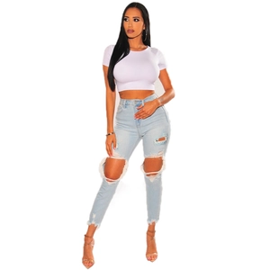 Jean femme bleu clair à taille haute déchiré avec un t-shirt court blanc ajusté