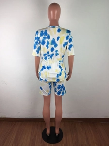 Λεπτομερής πίσω όψη casual σετ tie-dye με μπλε και κίτρινα σχέδια μελάνης σε λευκό