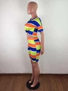 Vue détaillée du haut court rayé coloré avec nœud latéral et short cycliste taille haute