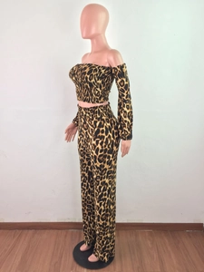 Detailseitenansicht des schulterfreien Oberteils mit Leopardenmuster und weiter Hose