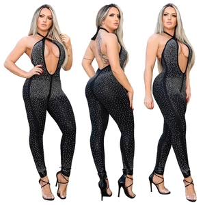 Tuta chic nera allacciata al collo con strass scintillanti e stile party a schiena nuda