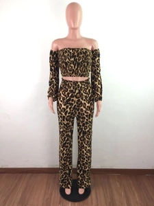 Vorderansicht des Leoparden-Zweiteilers mit schulterfreiem Oberteil und High-Waist-Hose