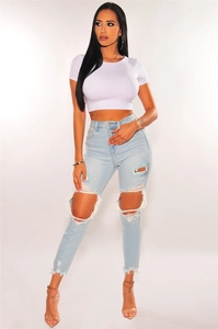 Détails du jean bleu clair à taille haute avec déchirures aux genoux et bords effilochés