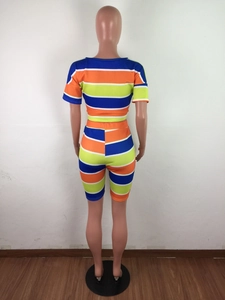Vue arrière d'un ensemble deux pièces rayé avec crop top et short aux couleurs vives