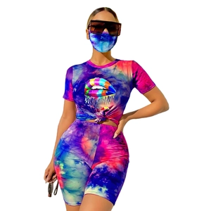 Dettaglio del set tre pezzi tie-dye colorato con stampa di labbra e maschera coordinata