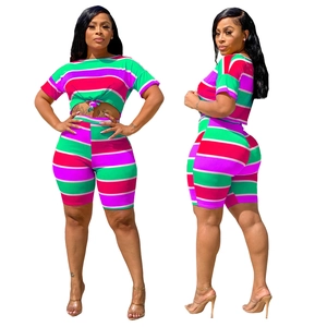 Détail de l'ensemble côtelé tie-dye deux pièces avec haut noué et short taille haute